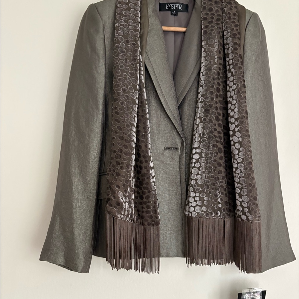 Kasper Shimmer Metallic-Gold/Silver Suit - Jacket and pants with velvet scarf - Picture 2 of 13